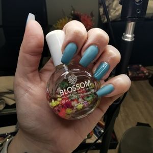 Acrylic nails in Salon OR custom made glue on!